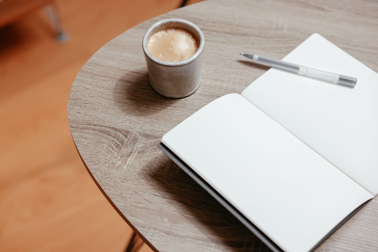 Уютное рабочее место с блокнотом и ручкой